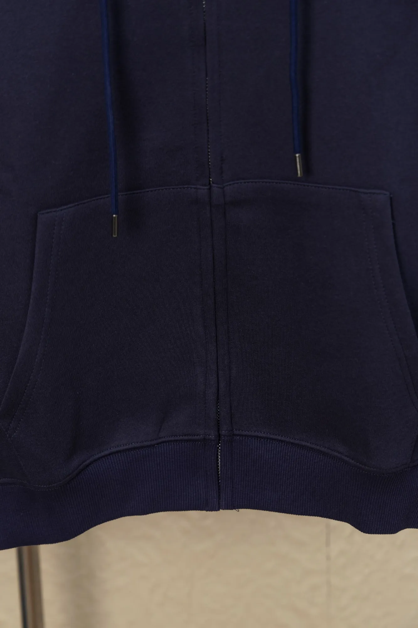 P270 Style No.: JZ024 Raff embroidered small label hooded jacket. Xuanwang New Rescue Limited Counter Jacket 420g air layer compound fabric. Imported machine full classic embroidered small label os version. Versatile style. Couple style. Color: black, navy. Size: S M L XL.